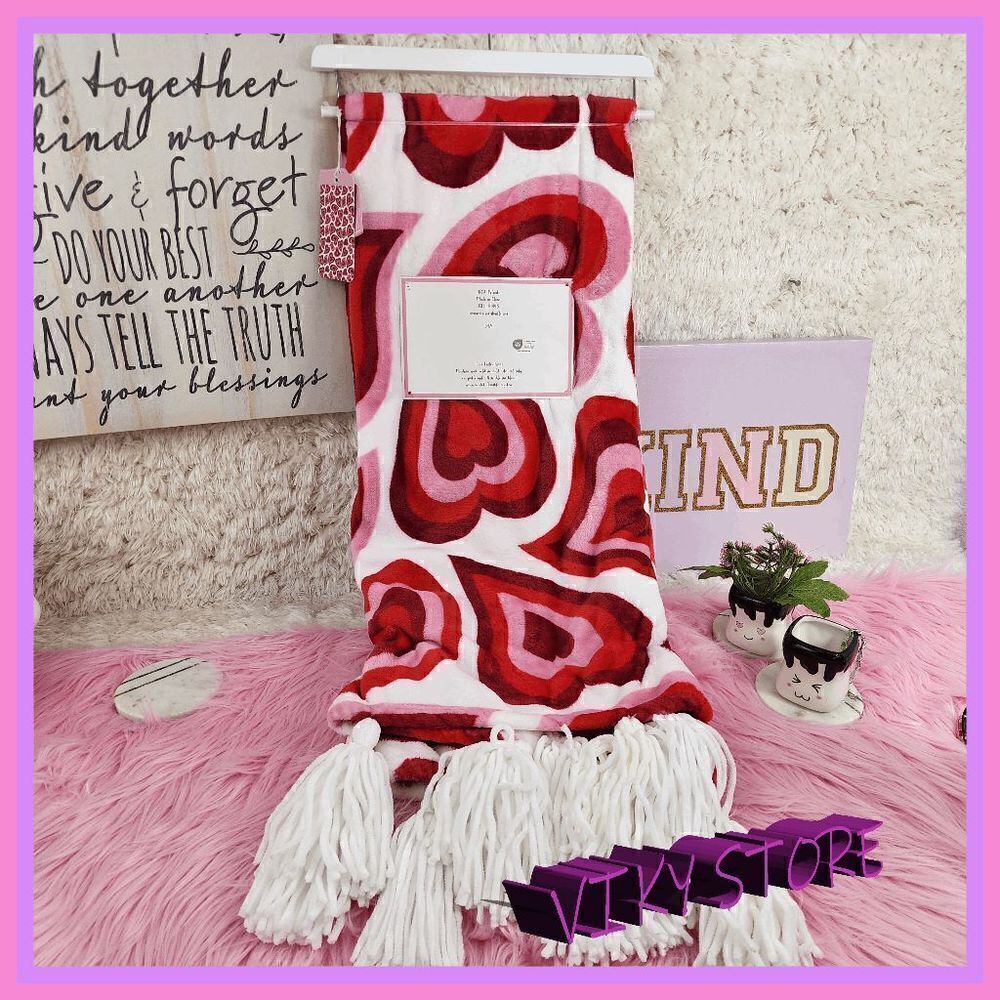 NWT Hugh and Kissed Red Kiss Throw: Romantic Comfort NWT